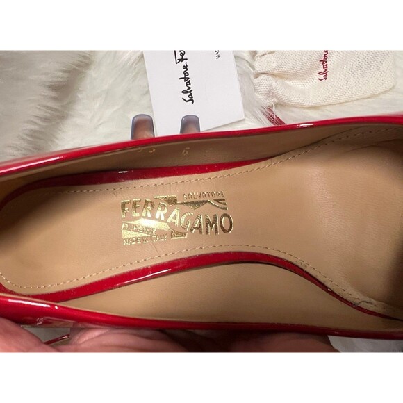 Salvatore Ferragamo Osimo Vara red patent leather with bow and gold hardware. 6C - Picture 5 of 8